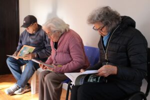 Biblioteca Gralha Azul doa livros para instituições que atendem idosos