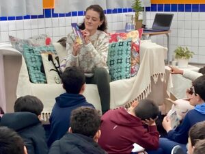 Escritora da Biblioteca Gralha Azul trabalha sua obra em escolas de Ponta Grossa